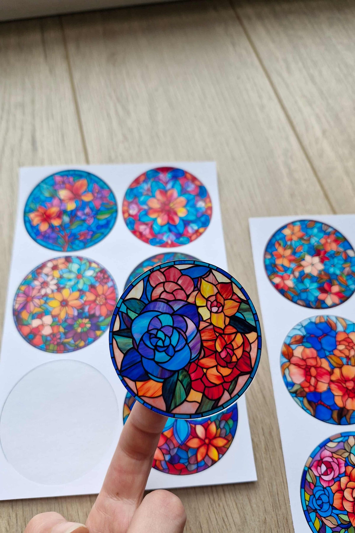 12 Adet Vitray Çiçek Sticker Seti Bullet Journal Laptop Termos Scrapbook Renkli Cam Yuvarlak Sticker