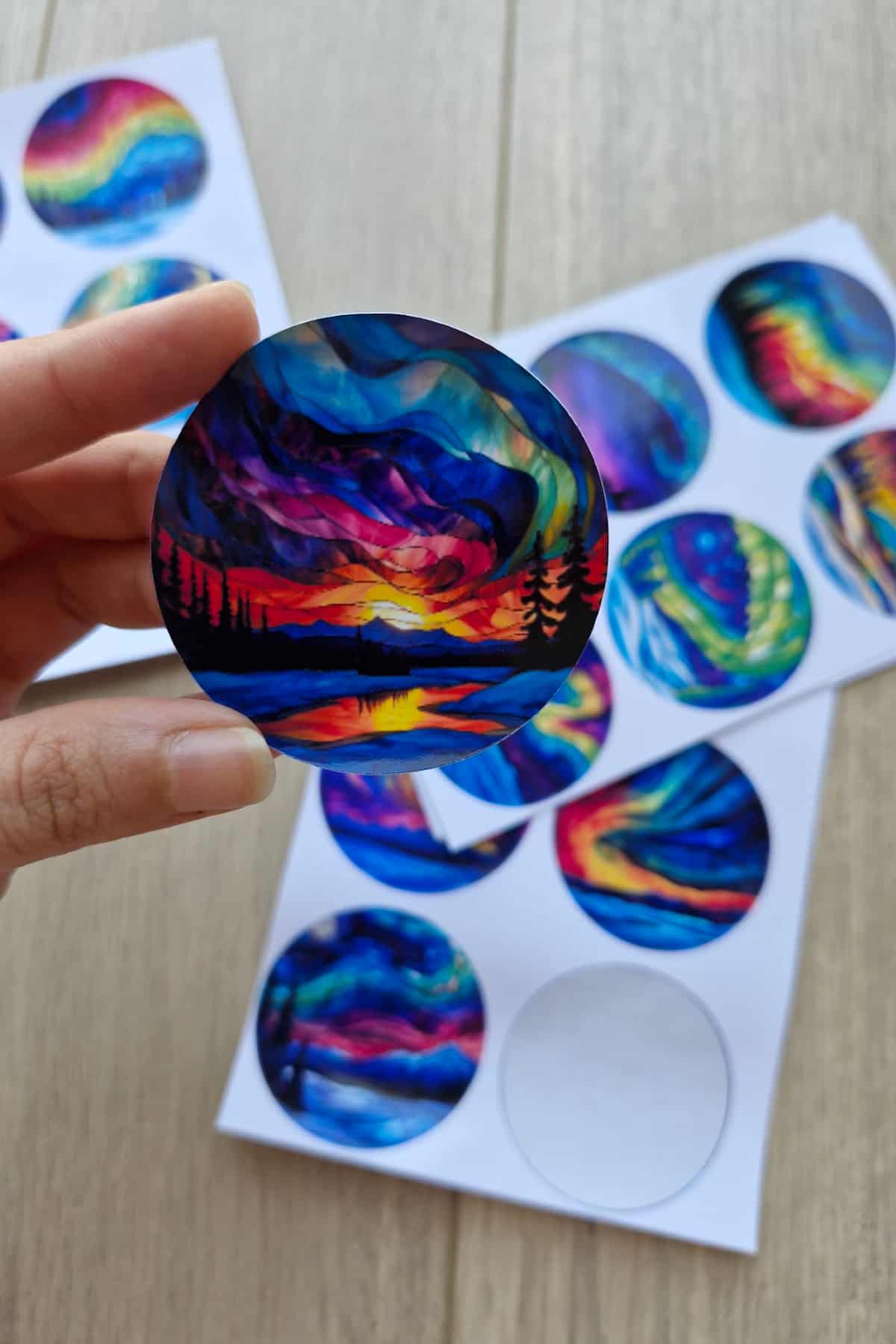 24 Adet Vitray Kuzey Işıkları Sticker Seti Bullet Journal Laptop Termos Renkli Cam Yuvarlak Sticker