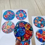 12 Adet Vitray Çiçek Sticker Seti Bullet Journal Laptop Termos Scrapbook Renkli Cam Yuvarlak Sticker