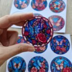 12 Adet Vitray Kelebek Sticker Seti Bullet Journal Laptop Termos Scrapbook Renkli Cam Yuvarlak