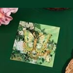 Oymalı Zincirli Yeşil Kelebek Altın Renk Metal Kitap Ayracı Hediyelik Sanatsal Beyaz Güllü Vazo